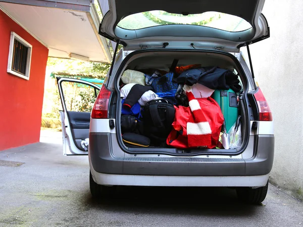 Maletero del coche cargado con bolsas y equipaje —  Fotos de Stock