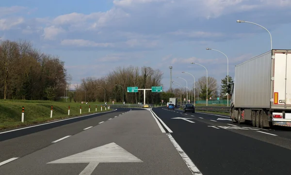 Autobahnkreuz in Italien mit Abzweigung nach Österreich oder Slo — Stockfoto