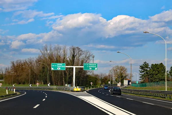Autobahnkreuz in Norditalien mit Kreuzung nach Österreich — Stockfoto