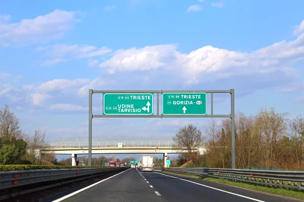 Grande sinal de estrada com direções para a cidade de Trieste e Udine i — Fotografia de Stock