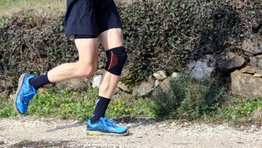 onun diz ile yarış sırasında arazi runner sarılmış