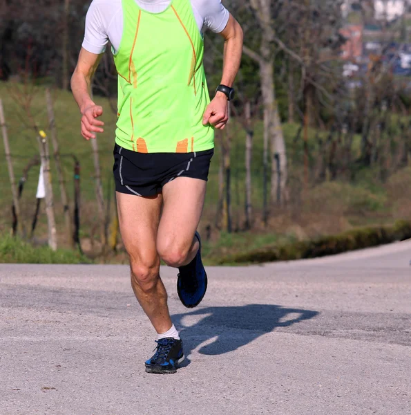 El corredor rápido corre y entrena cuesta arriba antes de la carrera — Foto de Stock