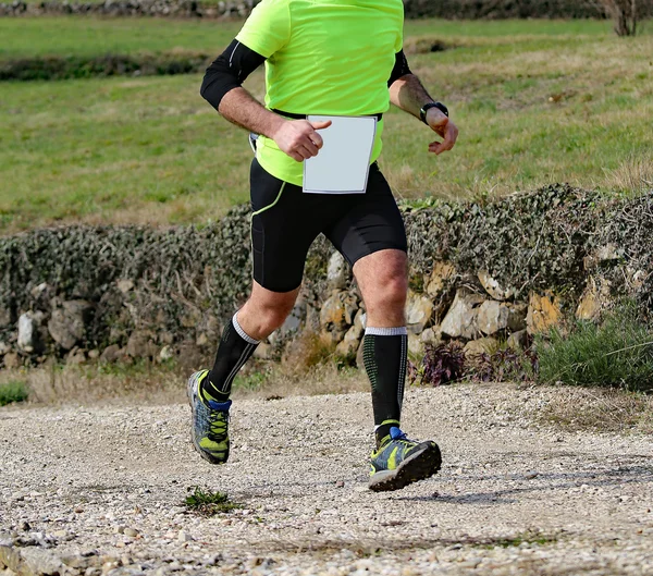 Deportista corredor con zapatillas de correr corre rápido durante la cuenta cruzada — Foto de Stock