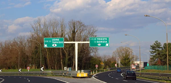 Verkeersbord in de afslag van de snelweg naar Oostenrijk of Slovenië — Stockfoto