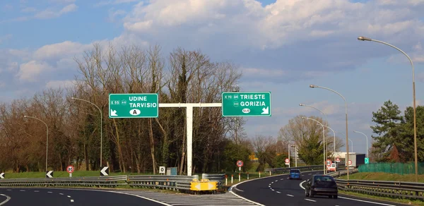 路标在高速公路连接点去奥地利或斯洛文尼亚 — 图库照片