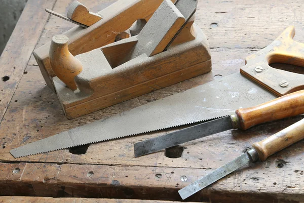 Planos y cinceles y una sierra en el banco de trabajo dentro de la artesanía —  Fotos de Stock