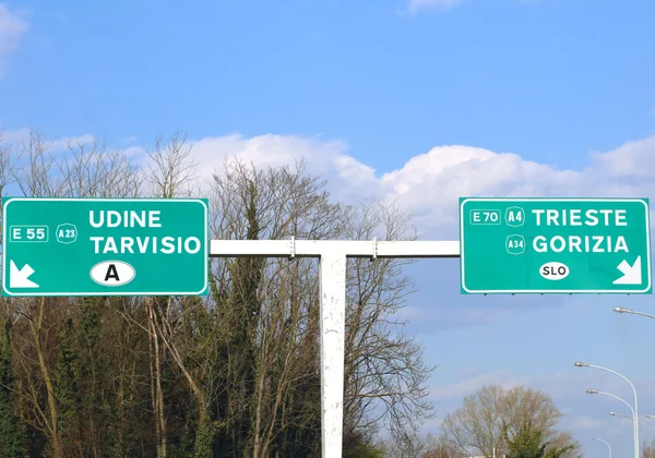 Segnaletica stradale allo svincolo autostradale del Nord Italia con incrocio — Foto Stock