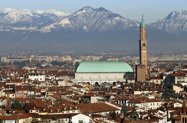 Vicenza, Itálie, panorama s Basilica Palladiana a mnoho dům — Stock fotografie