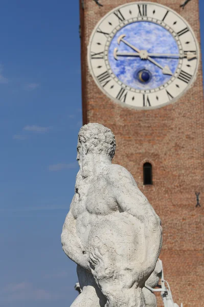 Vicenza, Itálie. Staré kamenné sochy lidí nad Basilic — Stock fotografie