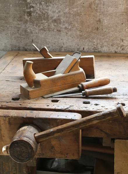 Hobel und Meißel in der Werkbank mit Holzgriff — Stockfoto