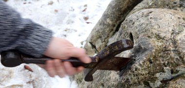 Excalibur kılıcı taşın içinde kaldırmak şövalye çalışır