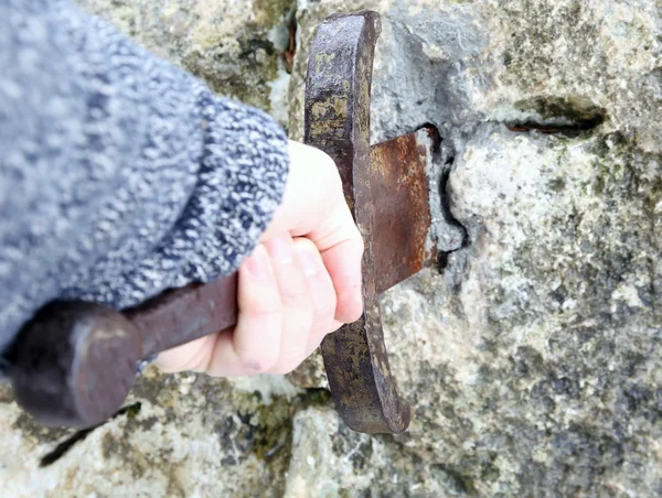 Cavaleiro tenta remover a espada Excalibur na pedra — Fotografia de Stock