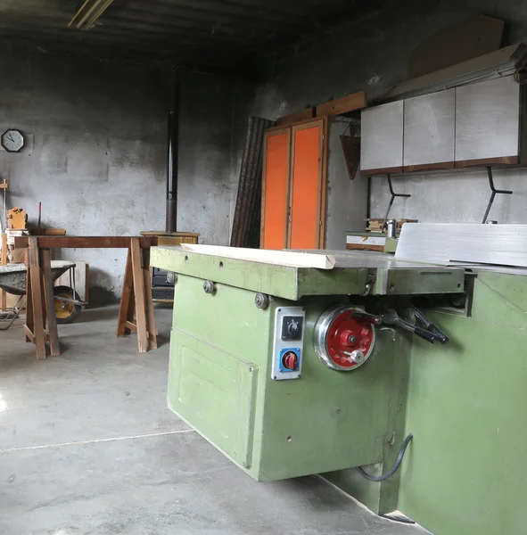 Ahşap planksft kesmek için eski büyük makine — Stok fotoğraf