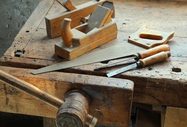 enine el planya ve diğer araçların bir carpente gördüm