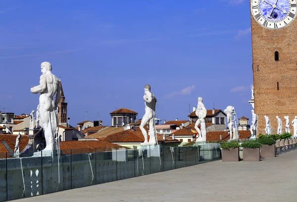 Vicenza, Itálie. Staré sochy nad Basilica Palladiana a — Stock fotografie