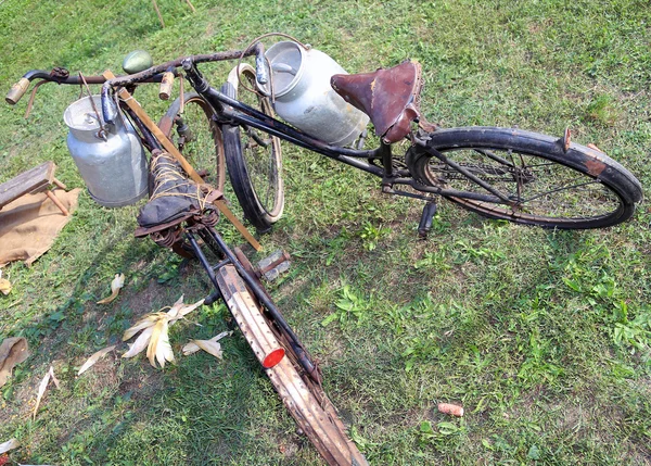 Two rusty bicycles for the transport of milk — Stock Photo, Image