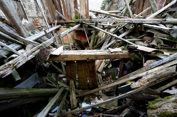 废墟和房子的废墟被强大的地震摧毁 — 图库照片