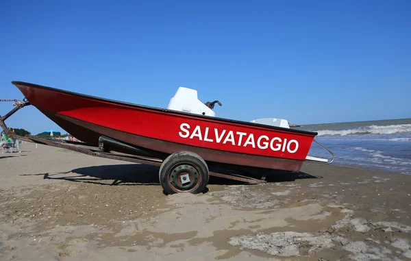 Barco de resgate com grande escrito em italiano no verão — Fotografia de Stock