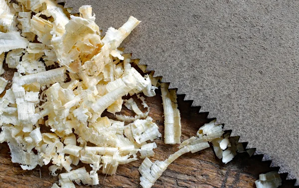 Hoja de sierra dentada y aserrín en Workbench — Foto de Stock