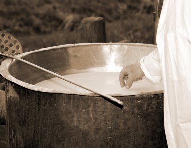 Cheesemaker el ile b iç sütün sıcaklığı denetler.