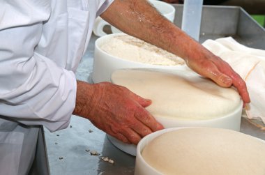 o tekerlek sadece yapılan peynir kıdemli uzman cheesemaker denetler