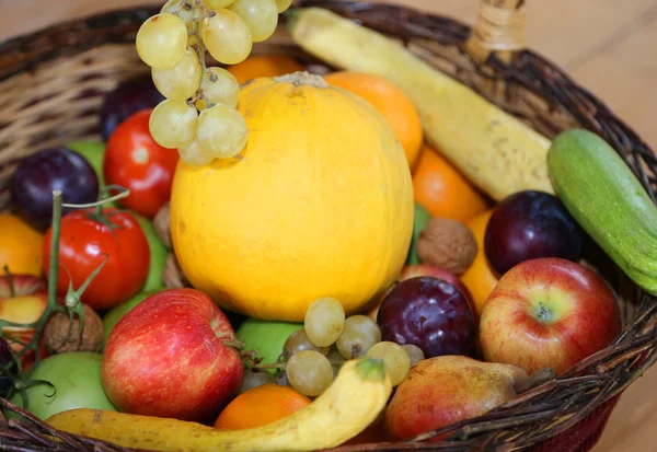 Korg med massor av färsk frukt i höstsäsongen — Stockfoto