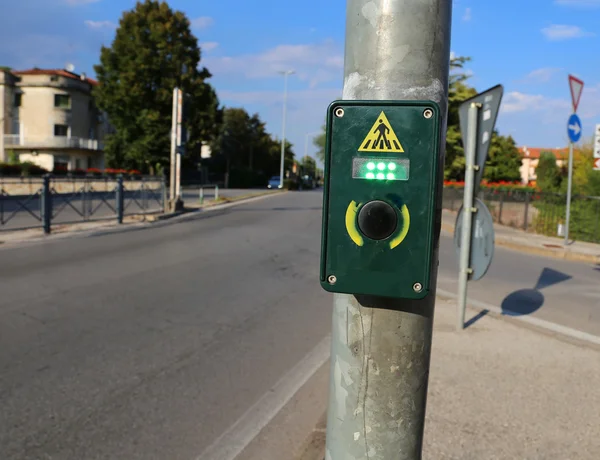 Button to activate the green light in the crosswalk — Stock Photo, Image