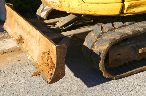 Cubo de una excavadora amarilla en la construcción de carreteras — Foto de Stock