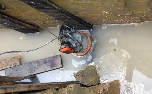 Pompe submersible pour extraire l'eau de la route pendant l'excav — Photo