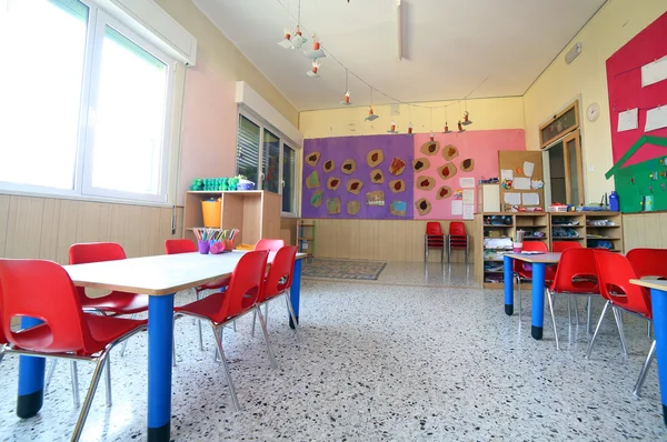 Kindergarten-Klassenzimmer mit Zeichnungen an den Wänden — Stockfoto