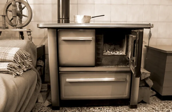 Oude houtgestookte kachel in de keuken van oude huis — Stockfoto
