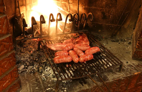 Worst van varkensvlees en biefstuk worden gekookt in de grill — Stockfoto