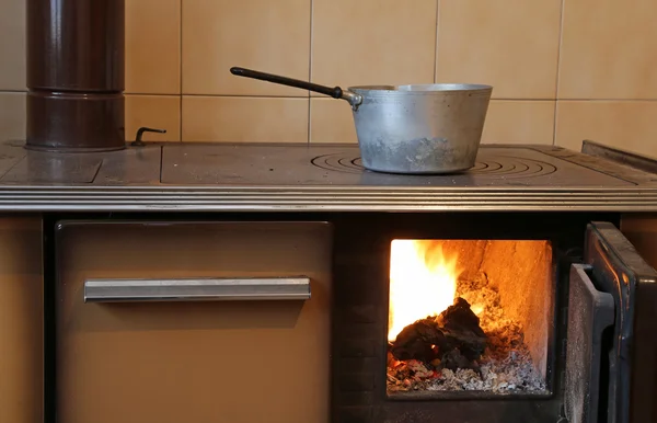 Dřevo vypalování kamna v kuchyni — Stock fotografie
