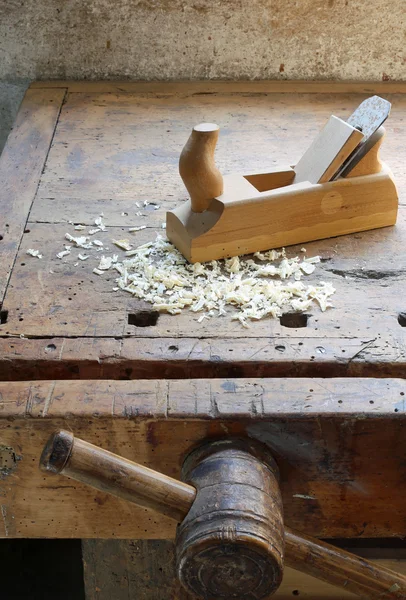 Strugarki i trocin w zabytkowe drewniane stół warsztatowy z vise — Zdjęcie stockowe