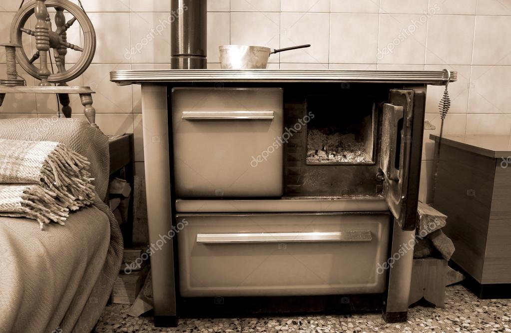 Vecchia stufa a legna nella cucina di casa antica — foto stock ... Cucine a legna antiche