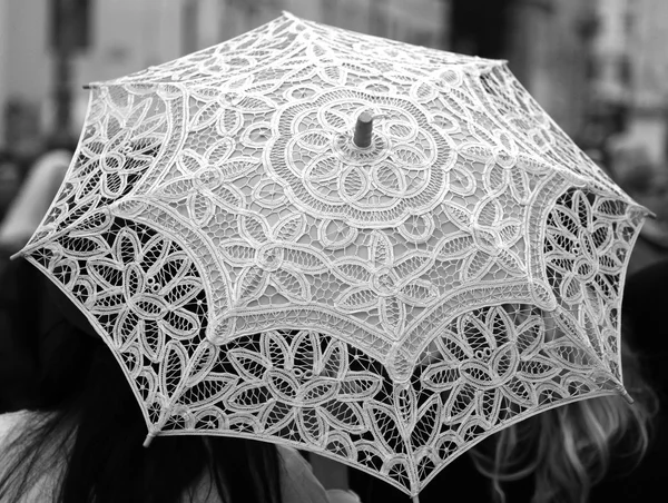 Alter Regenschirm, alle von Hand dekoriert mit Spitzendeckchen — Stockfoto