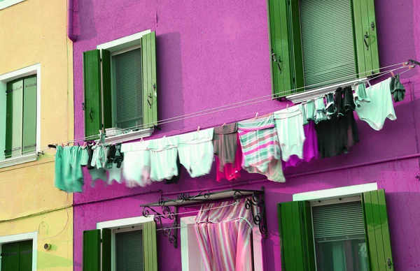 Nur gewaschene Wäsche und jede Menge Kleidung zum Trocknen — Stockfoto