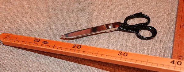 Ножницы и деревянный метр итальянского ремесленного пошива — стоковое фото