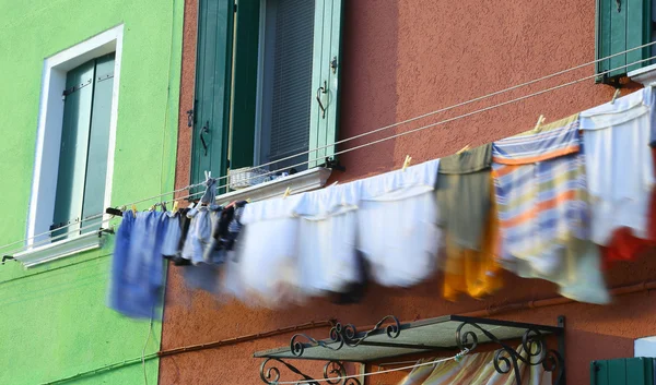 Massor av kläder som hängde på tork i den italienska staden — Stockfoto