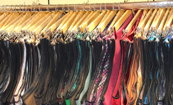 Cabides de madeira na loja de roupas italiana na moda — Fotografia de Stock