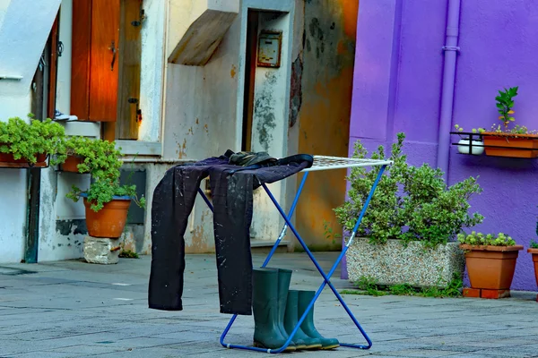 Vissersstrand broek en laarzen droog op een binnenplaats van het appartement — Stockfoto