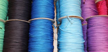 iş parçacığı ve Satılık yün topları renkli makaralar