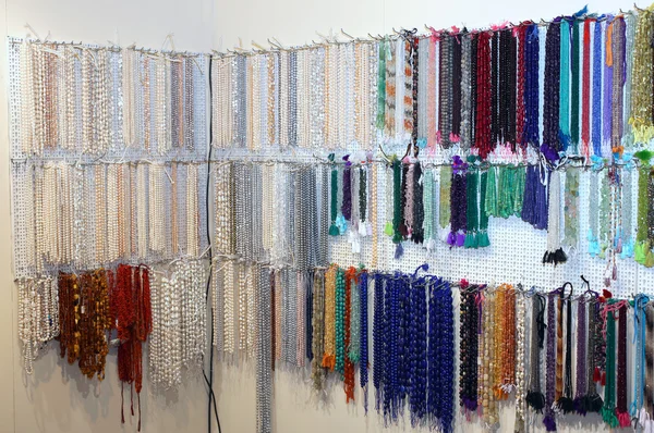 Veel fijne ketting te koop in de shop van juwelen en kostuum — Stockfoto