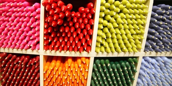Hediyelik eşya satışında üzerinde birçok renkli mumlar — Stok fotoğraf