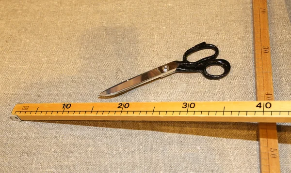 Ножницы и деревянный метр итальянского ремесленного пошива — стоковое фото