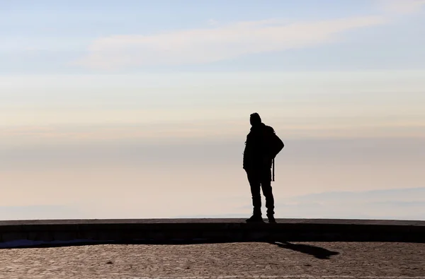 Homem admira a vista do topo de uma montanha — Fotografia de Stock