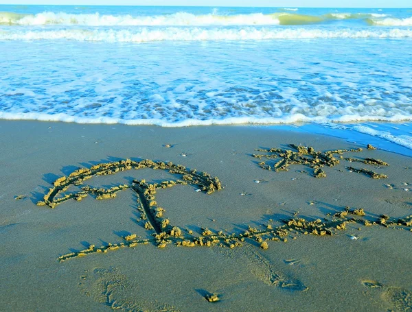 Strandparasoll och solen dras på sanden i havet — Stockfoto