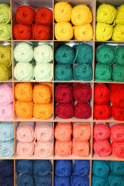 Många bollar av mjuk ull till salu i grossistens shop — Stockfoto