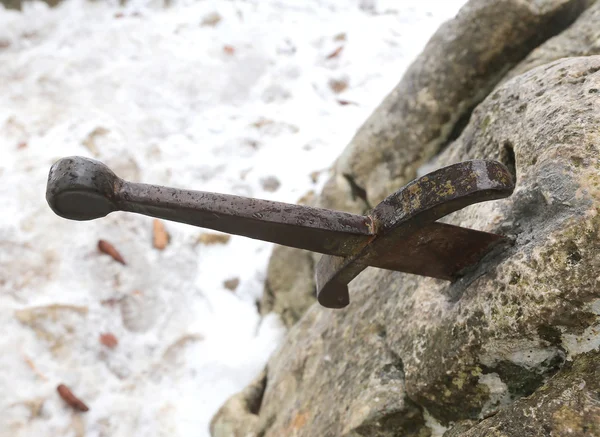 Lendário Excalibur espada na pedra no meio do fo — Fotografia de Stock