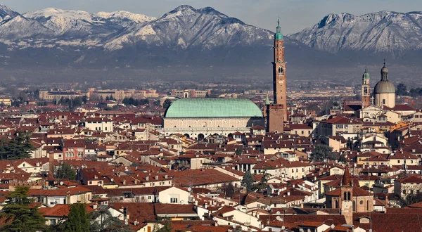 Vicenza, Itálie, Panorama města s Basilica Palladiana — Stock fotografie